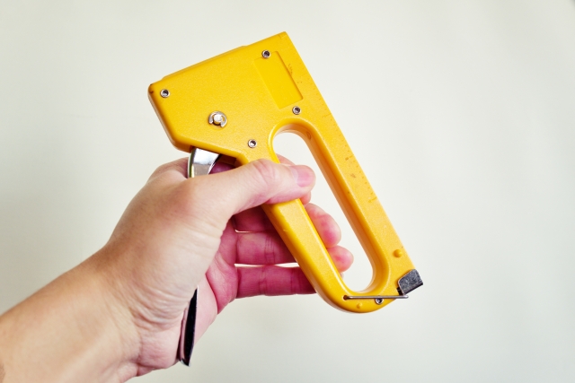 Amazon.co.jp: 高儀 TakagiTAKAGI ハンディタッカー&ホッチキス ステープル100本入 使い方は2WAY タッカーで打ち込むホッチキスでとじる 専用ホッチキスガイド付 コピー20枚までとじれる たかぎ: 文房具・オフィス用品