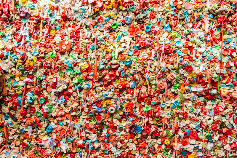 ガムウォール🇺🇸 壁パッと見かわいいけど全部噛み終わったガム😳 映画館を待つ客が壁にガムを貼り付けたことが発祥らしい！usausatripbaseballseattlemarinersgumwall海外旅行旅スタグラムアメリカシアトルシアトル旅行ガムウォール映えスポット