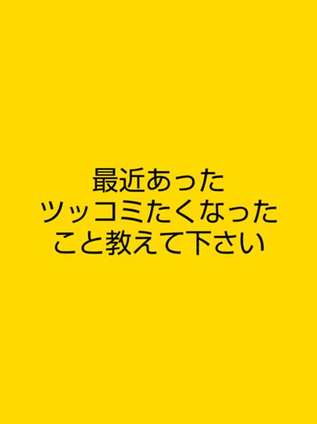 カメラを見つめる,26歳、女性 1人,(彼女はスキニー水着を着ている)(四つん這いでいる)(とても大きな胸)(巨乳)(  高級ホテルの暗い部屋でお尻を強調してくだ