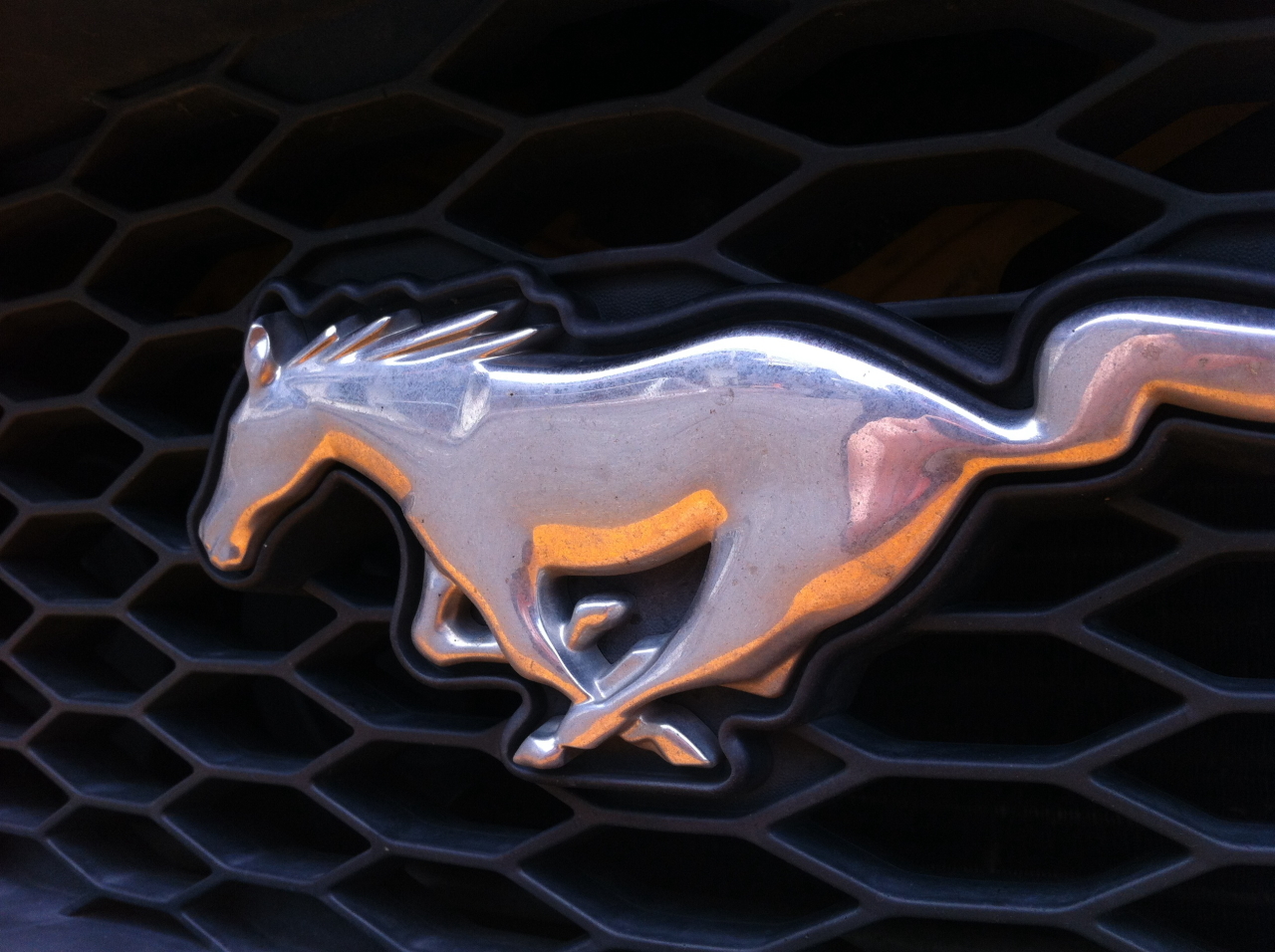 馬のエンブレムのSPRAY 横浜市港北区の板金塗装屋さん2 - 楽天ブログ