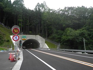 高速道路の最高速度が時速110㎞の試行区間を走行するときの注意点とは？JAF クルマ何でも質問箱