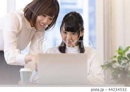 職場の女性が見せる脈ありサイン10選！好きな人にしかしないこと＆好意の見極め方結婚相談所なら ゼクシィ縁結びエージェント