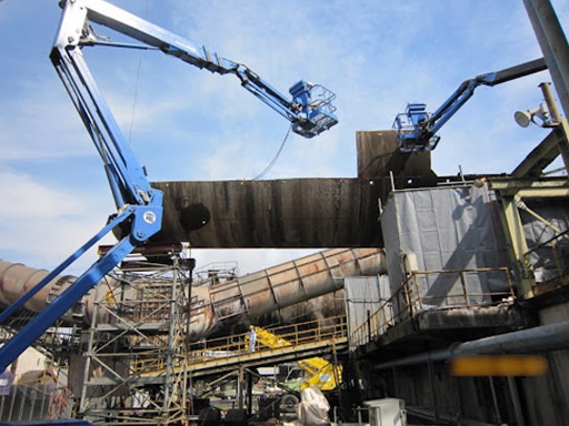 化学工場で火災、１人けが近隣住宅含む２５００平方メートル延焼東京