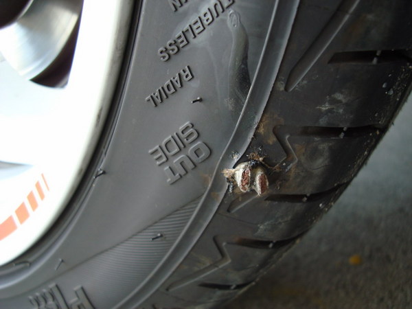 タイヤに釘やネジが刺さった時の対処方と修理方法洗車部