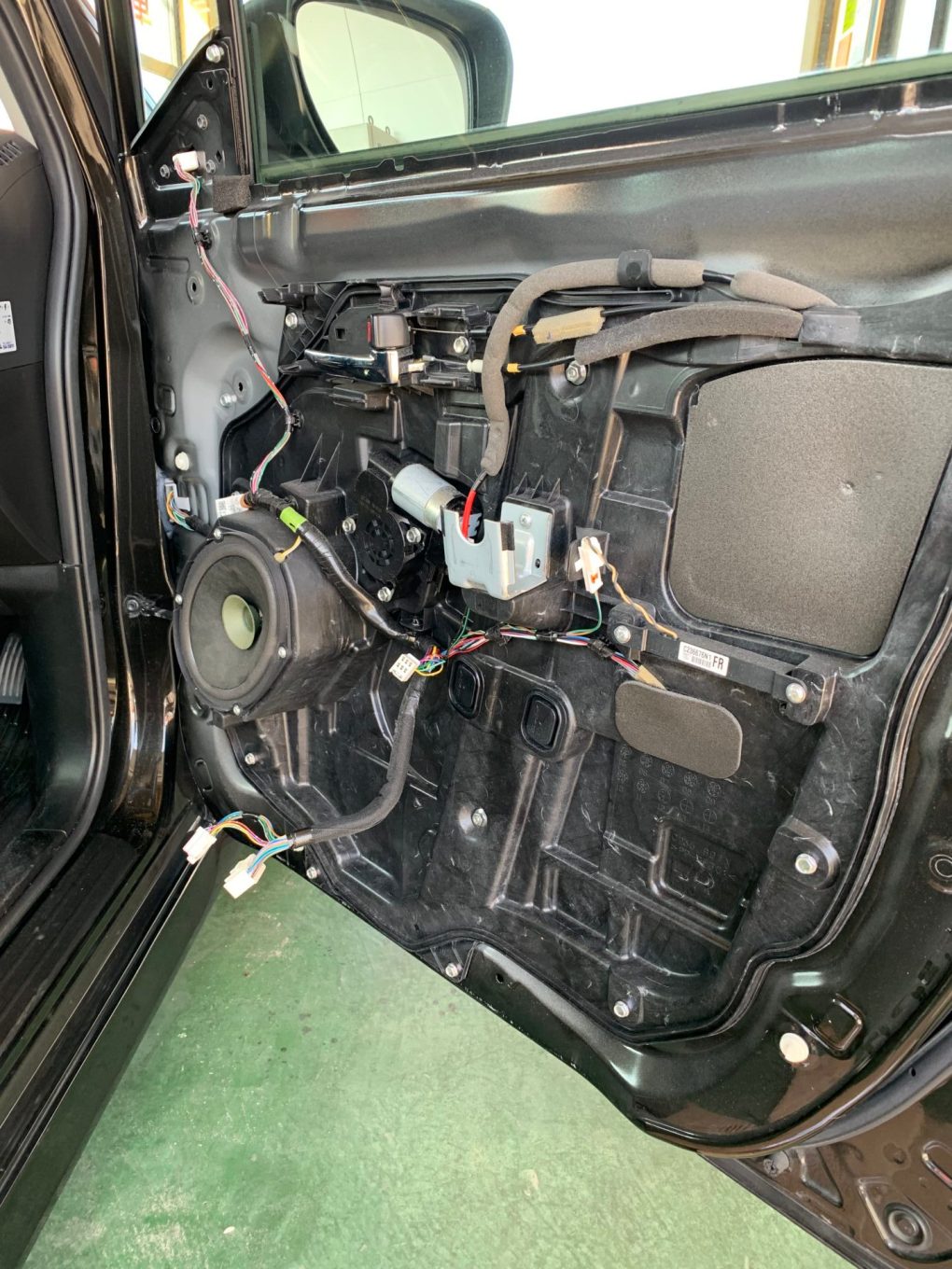 車のパワーウィンドウが開くけど閉まらない場合の原因とは