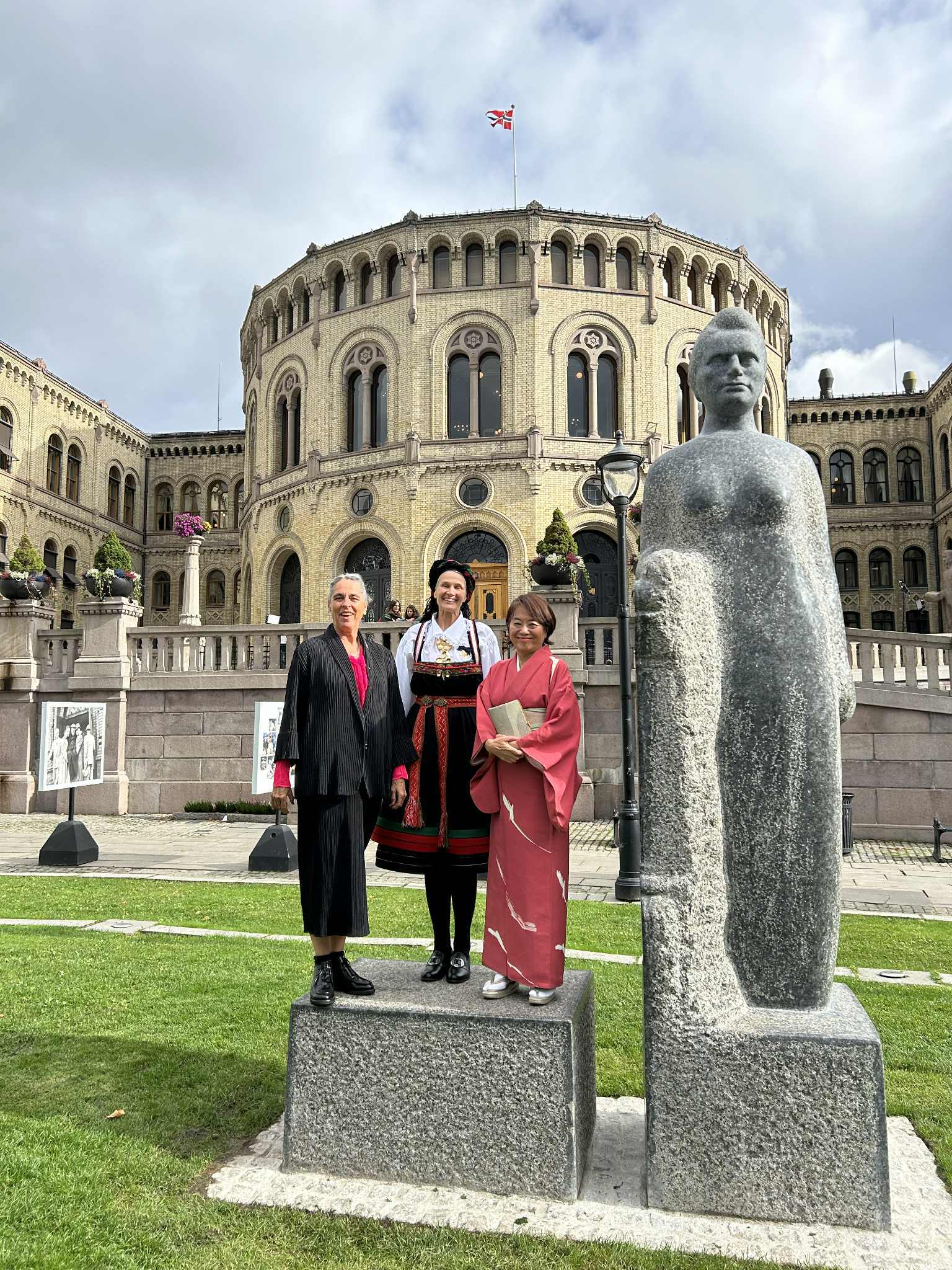 中央広間の銅像 - ppln ページ