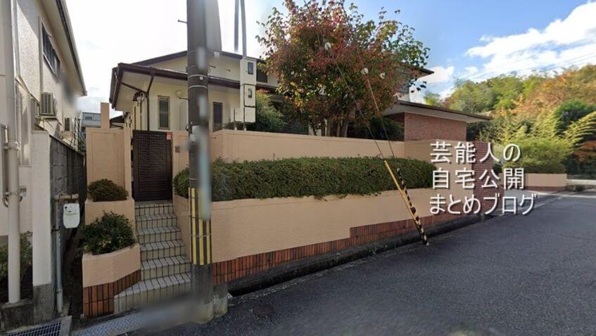 中山大介中山建築設計事務所による、山形の「鶴岡の家」。両親が暮らす住宅に隣接して建つ住まい。既存との距離感と庭への眺めを考慮し、繋ぎ役となる“玄関棟”と諸室が収められた“主棟”に分けて雁行配置する構成を考案。地域特有の海風も踏まえ軒の深い瓦葺屋根とする