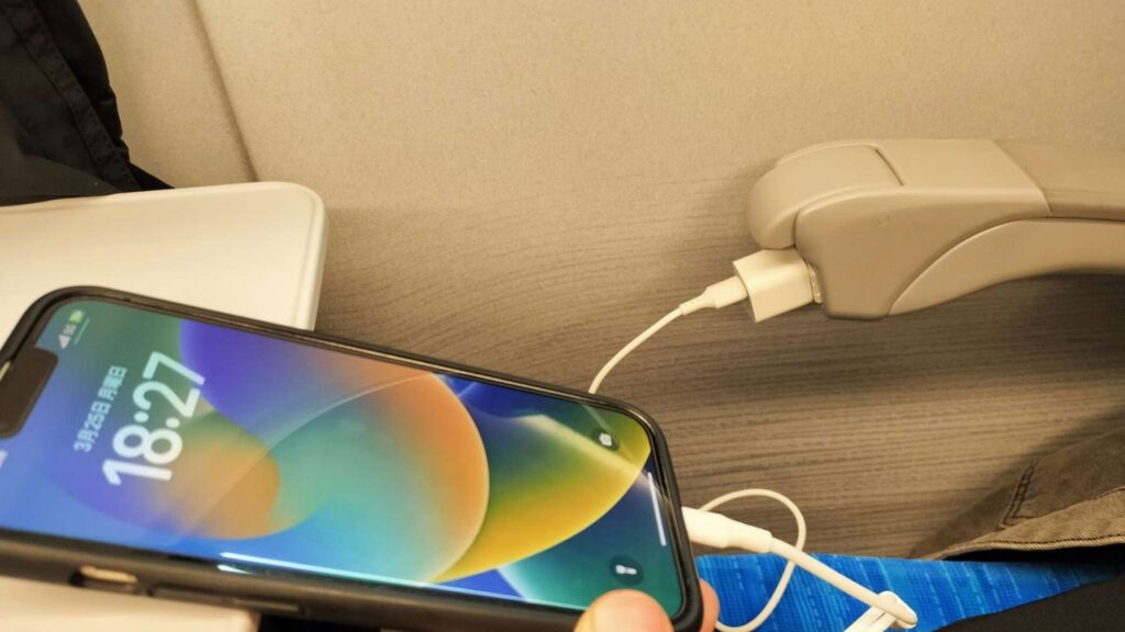 新幹線の｢コンセント｣は､誰のものなのか 通路側の席から使うことは許される？今夜も終電ダッシュ東洋経済オンライン