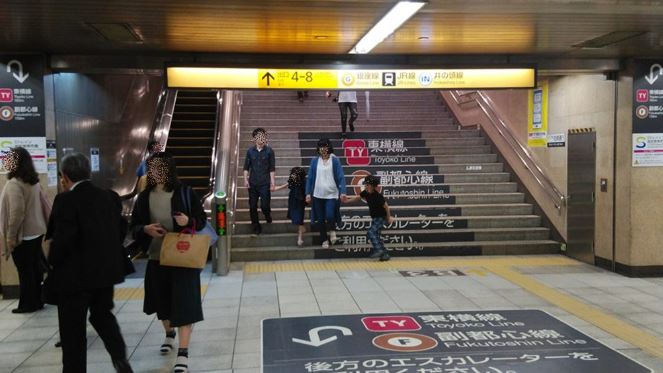 これが、新宿・渋谷のマル秘パンチラスポットだ!! 切り抜き 4ページ 素人