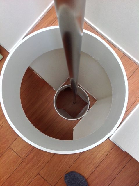 2階と3階をつなぐ「すべり棒」。子どたちがより快活・活発になったと夫婦も喜んでいる くふうイエタテ