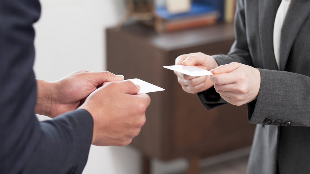 名刺交換で印象アップ 目線定めて動作丁寧に - 日本経済新聞