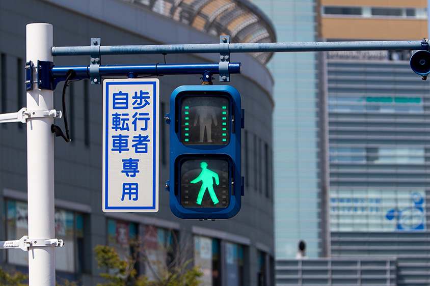 動くLED歩行者信号機の試験設置の様子 in 長野