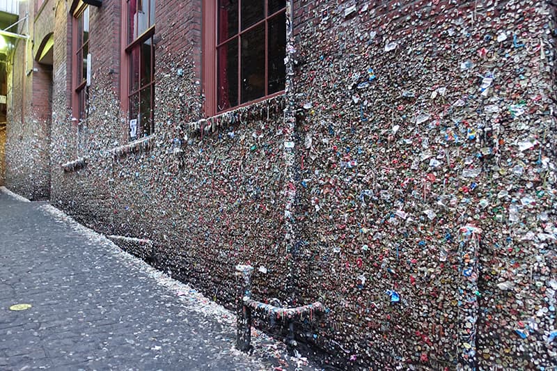 シアトル名物「チューインガムの壁」重くなりすぎ超危険、お掃除しましたU.S. FrontLineフロントライン