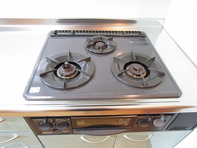 １Ｋタイプのお部屋でうれしい３口ガスコンロ付システムキッチンのある物件。有限会社すまいる計画