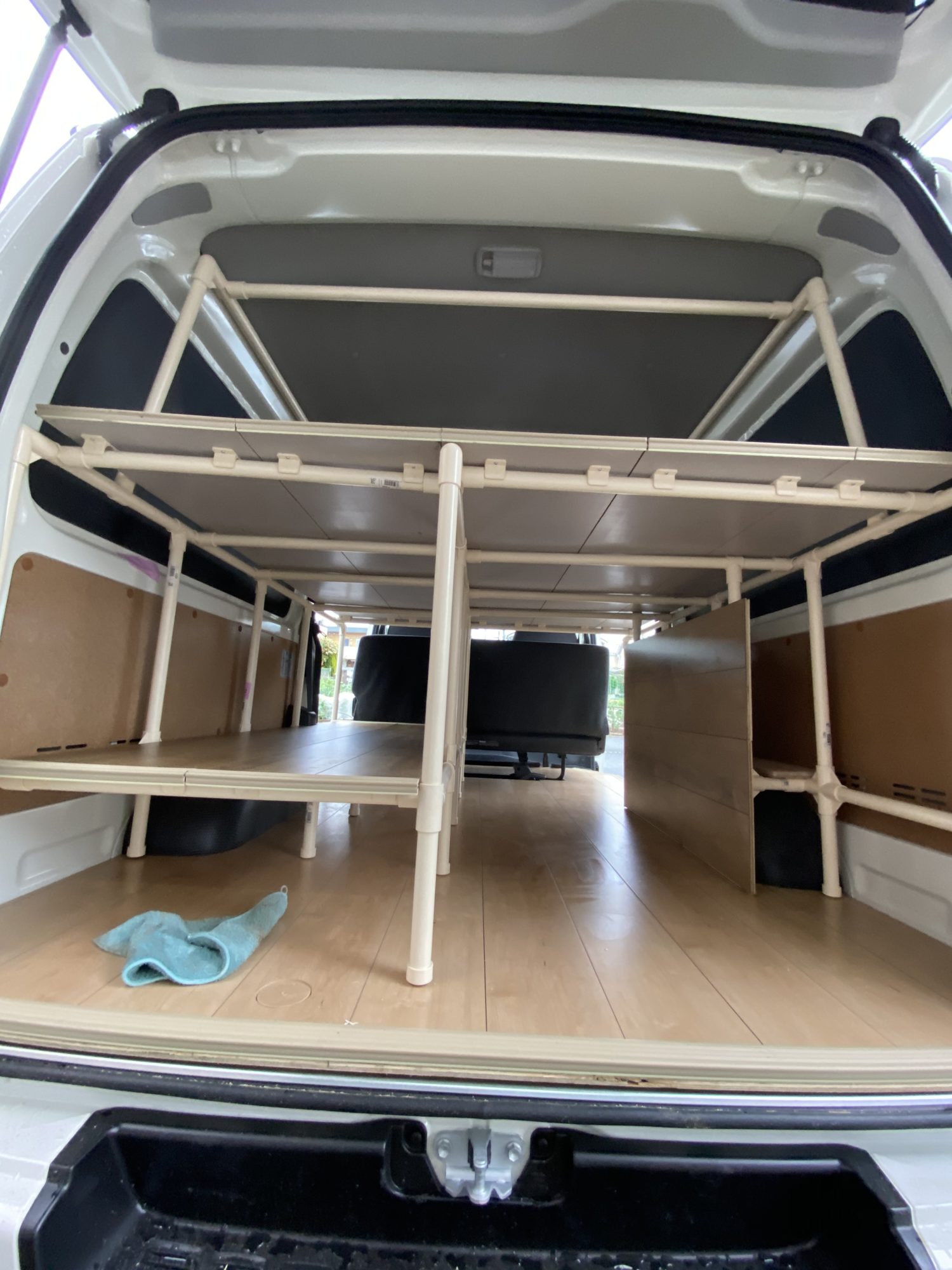 キャンプなど荷台の積載にお困りの方 イレクターパイプで作成の棚