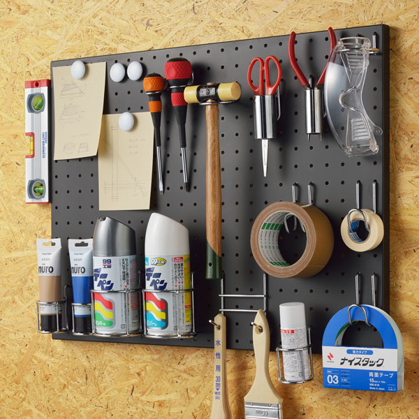 NEW ITEM ツールもコレクションも“見せて”収納！壁面を目いっぱい活用する突っ張り有孔ボードオフィス家具とホーム家具は株式会社弘益