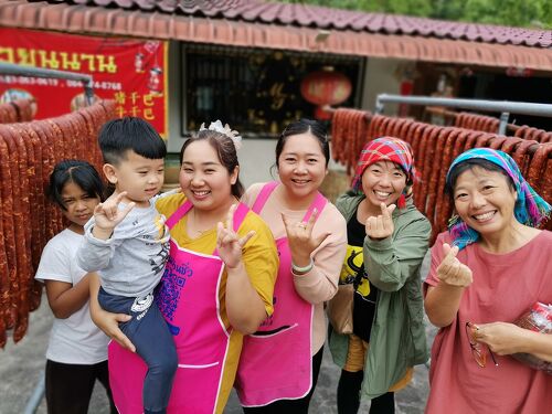 2025 クリスマス特別レッスンのご案内✨ ⁡ 今年のレッスンは、 大人シックな リース サイス45cm 華やかな フレームツリーサイズ47cm×35cmをお作り頂きます🎄 ⁡ すでに大好評につき、 ツリーアレンジは 60名様満席 となり ました。ありがとうございます💓 ⁡現在