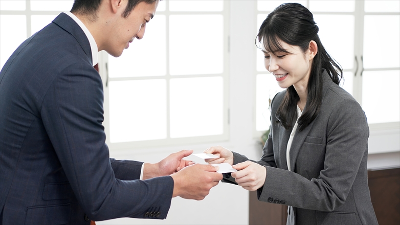 名刺交換の順番は？基本的なやり方とやりがちなマナー違反行為を解説日新堂印刷株式会社-スタッフブログ