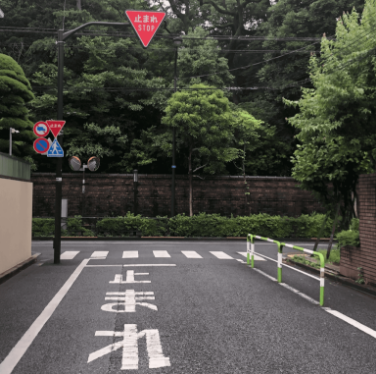 CAINZ-DASH 日本緑十字社 道路標識 構内用止まれ・ＳＴＯＰ 一時停止道路３３０－Ａ ＡＬ８００ｍｍ三角 反射タイプ アルミ製133690 別送品安全用品 通販ホームセンターのカインズ