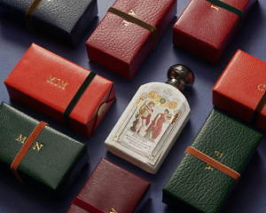 オフィシーヌ・ユニヴェルセル・ビュリーの「刻印入りギフト特集」イニシャル入りリップバームなど - ファッションプレス