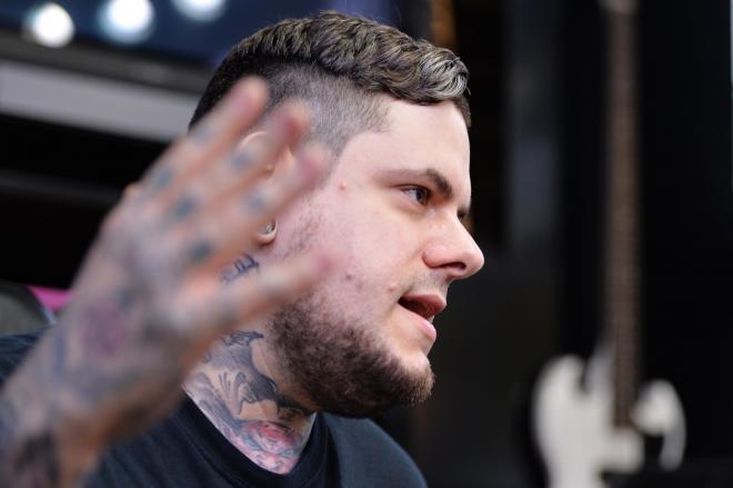 警察はタトゥー解禁 破格の福利厚生の企業も 人材確保の最前線NHKニュース