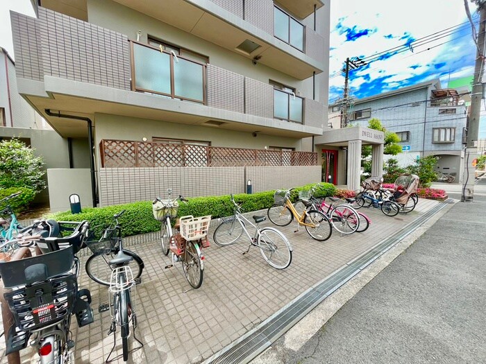 アパートの駐輪場カワカ旭市窓・玄関ドア・エクステリアリフォームのプロショップ