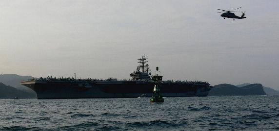 ４年半ぶりに米空母が東海で韓米合同演習 北朝鮮のミサイルに対する警告メッセージ : 政治•社会 : ハンギョレ新聞