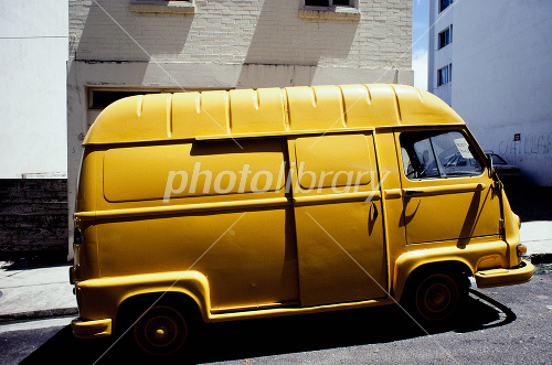 世界戦略商用車 ルノー・トラフィックが迫力フェイスに大変身!clicccar.com