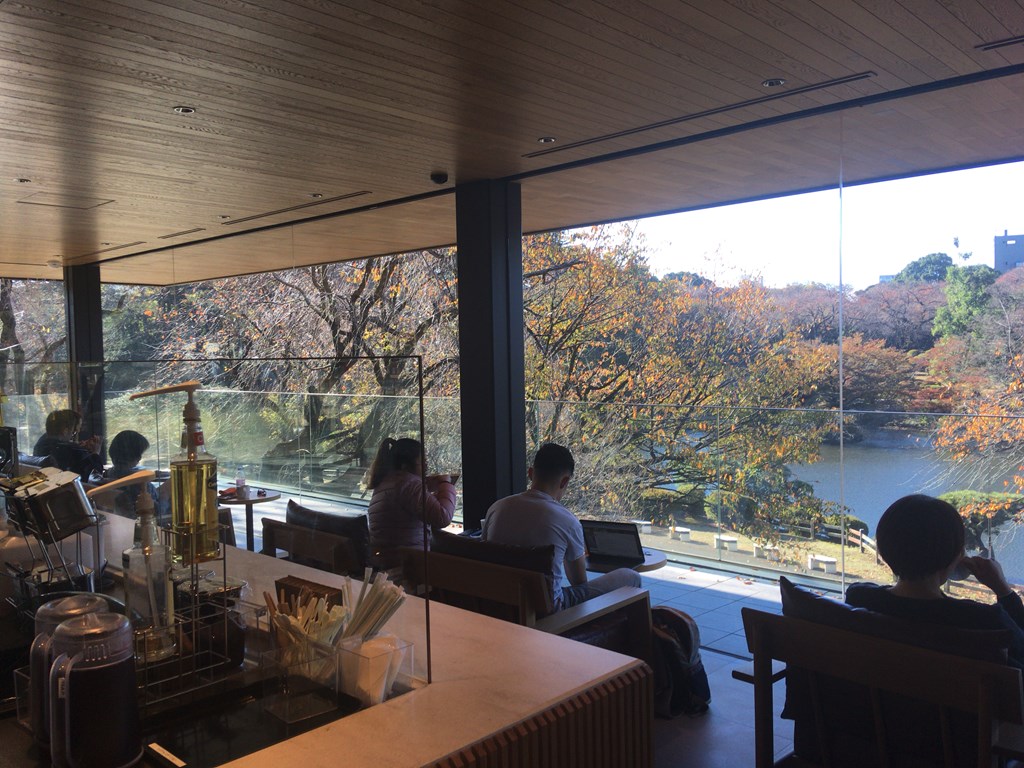 春のおすすめカフェ スターバックスコーヒー 新宿御苑店手帳をもって子猫のカフェへ