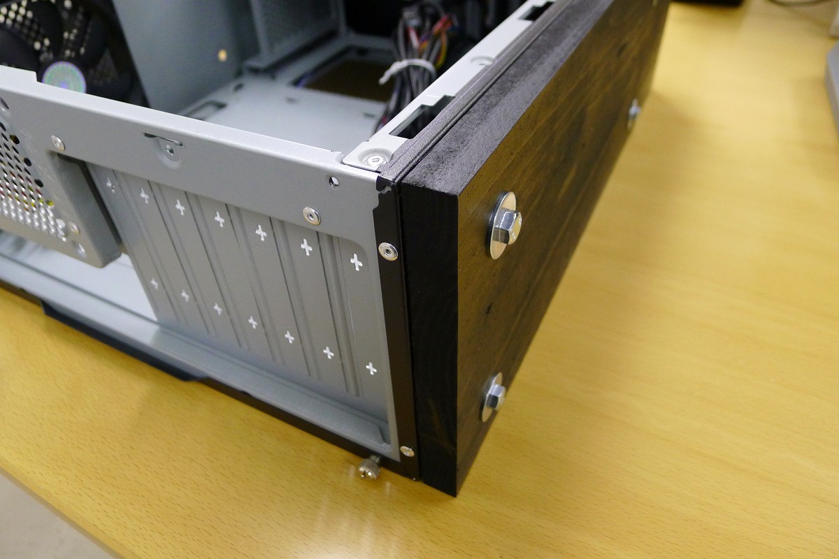 自作のサーバーラックをシェア！洗濯機の梱包に使われてた木材でできたんだ。今年はちゃんとしたサーバーラックが欲しいな。 : r Ubiquiti