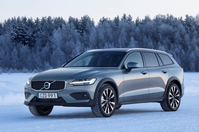 ボルボ、バッテリEV「EX30 クロスカントリー」登場！ 「アドベンチャースピリットに応える新しい時代のEV」と不動奈緒美社長 - Car Watch