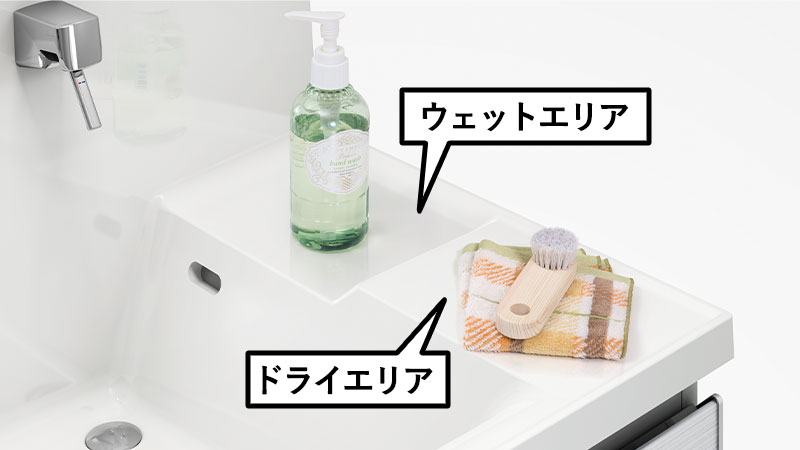毎朝頭を濡らす夫がいるので 掃除や拭く手間を考えて 造作洗面台を諦めて ハイバックの既製品洗面台探し。 ・横幅1200 ・ハイバックカウンター・コスパ の面から我が家はタカラスタンダードの エリシオが最適でした✨ ミラー上の間接照明で垢抜け感も。 昼白色で化粧もし