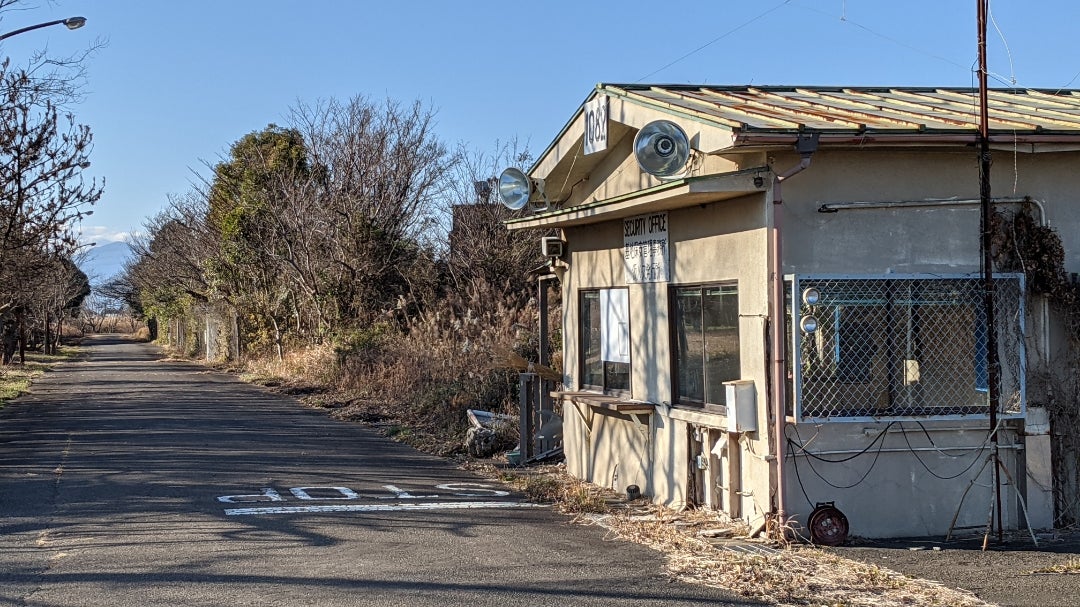 深谷通信所 旧日本海軍の通信基地を、戦後アメリカ海軍が接収し送信施設として使用していました。高い鉄塔を覚えている方も多いと思います。2014年日本に返還されましたが、まだ当時の施設や看板が残っています。一部フェンスで囲まれているので、誰か使っているのかな