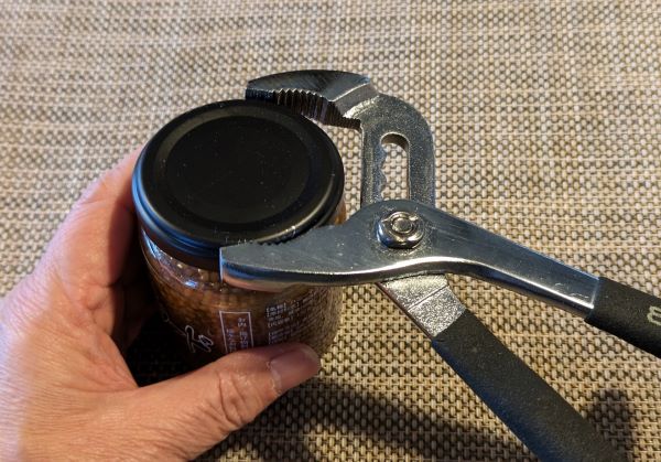 栓抜き要らず！？フィリピン流ビール瓶の開け方５選