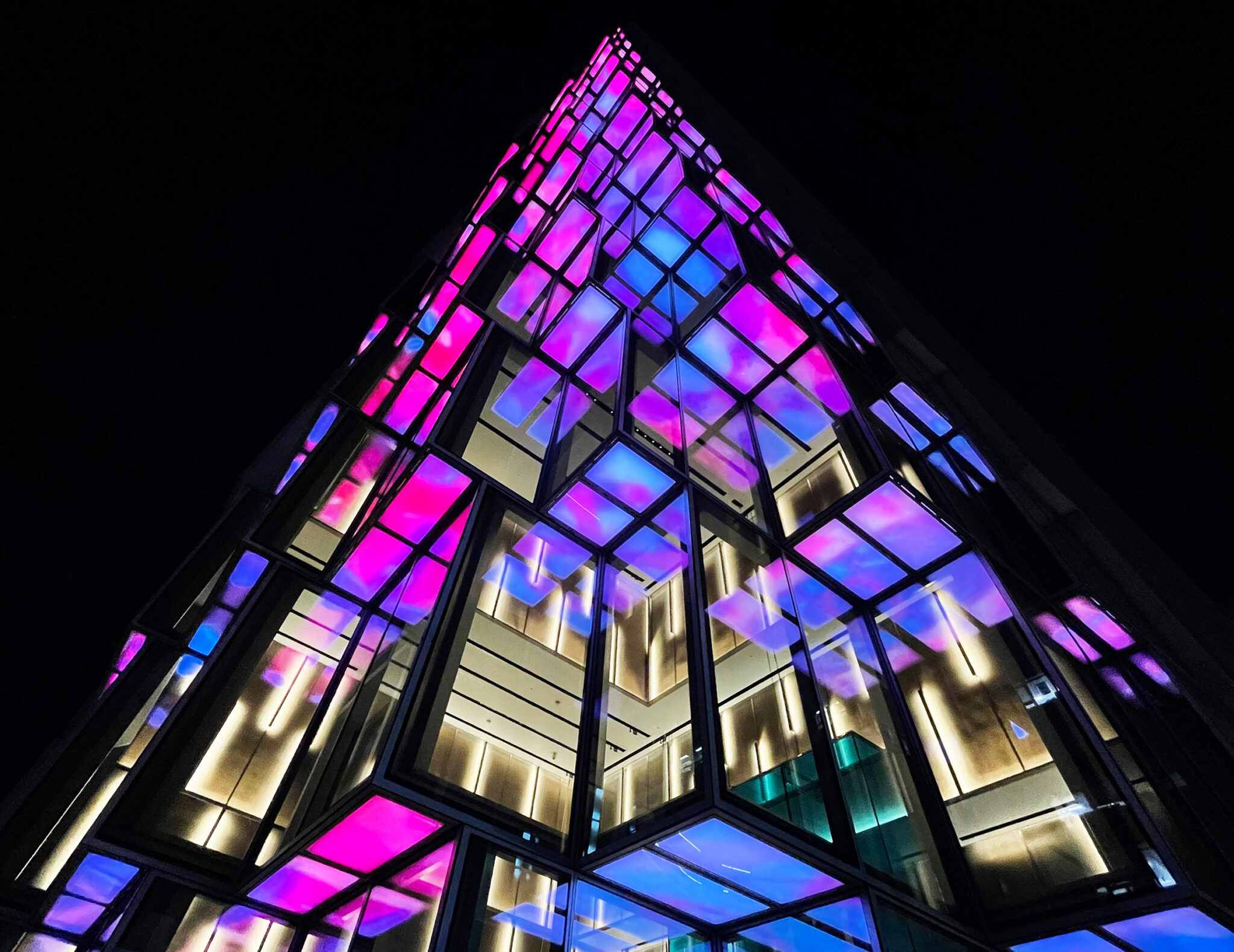 OMA重松象平による、福岡の複合オフィスビル「天神ビジネスセンター」が完成。OMAの日本初のオフィスビルで、交差する二つの通りに面する建物ヴォリュームの角をピクセル化して削ることで都市活動の融合を明確にし、入口広場に公共の活動を呼び込む