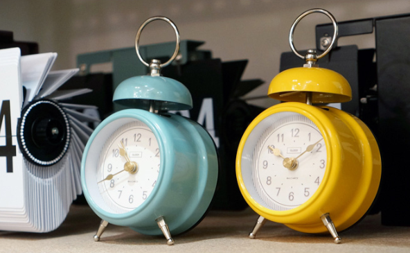 レビュー投稿で+5%還元 目覚まし時計 置き時計 アナログ 時計 おしゃれ 大音量 目覚まし めざまし時計 起きれる 絶対 子供 男の子 女の子レトロ アラームクロック ライト 静か 連続秒針 置時計 卓上時計 ja001x5x5q3