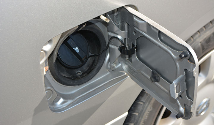 Amazon.co.jp: XIKER ダイハツ ミライース LA300S LA310S LA350S LA360S専用 フューエルキャップカバードレスアップ アルミ製給油口キャップ MIRA e:S ガソリンタンクキャップ おしゃれ カスタム アクセサリー 取り替えグッズレギュラー仕様 レッド: 車＆バイク