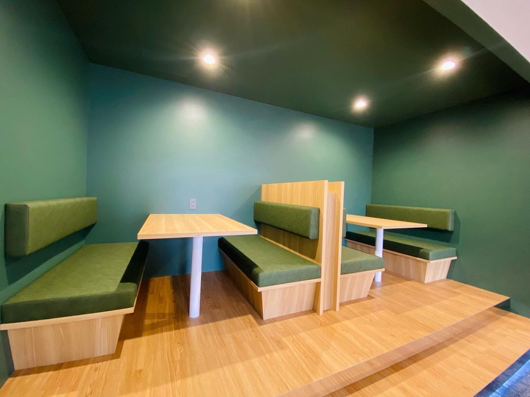 ファミレス席・ボックス席をオフィスに設置するメリットとは？主な用途と課題を解説コニカミノルタのオフィスデザイン・移転ソリューションコニカミノルタ