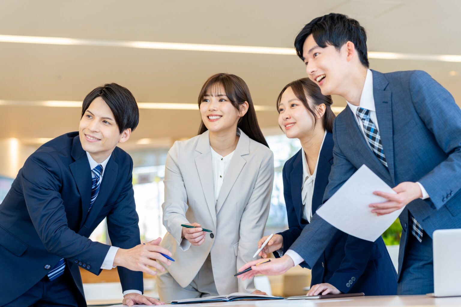 会議室で従業員との会議中に座っているスーツを着たビジネスマンの写真素材・画像素材 Image 134102977