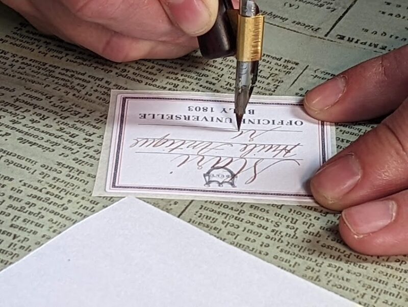 オフィシーヌ・ユニヴェルセル・ビュリーの「刻印入りギフト特集」イニシャル入りリップバームなど - ファッションプレス