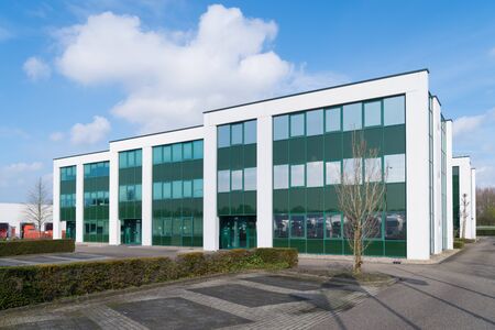 小規模事務所ビルの背景に白色 - 建物の外観のストックフォトや画像を多数ご用意 - 建物の外観, カットアウト, 建設・建築産業 - iStock