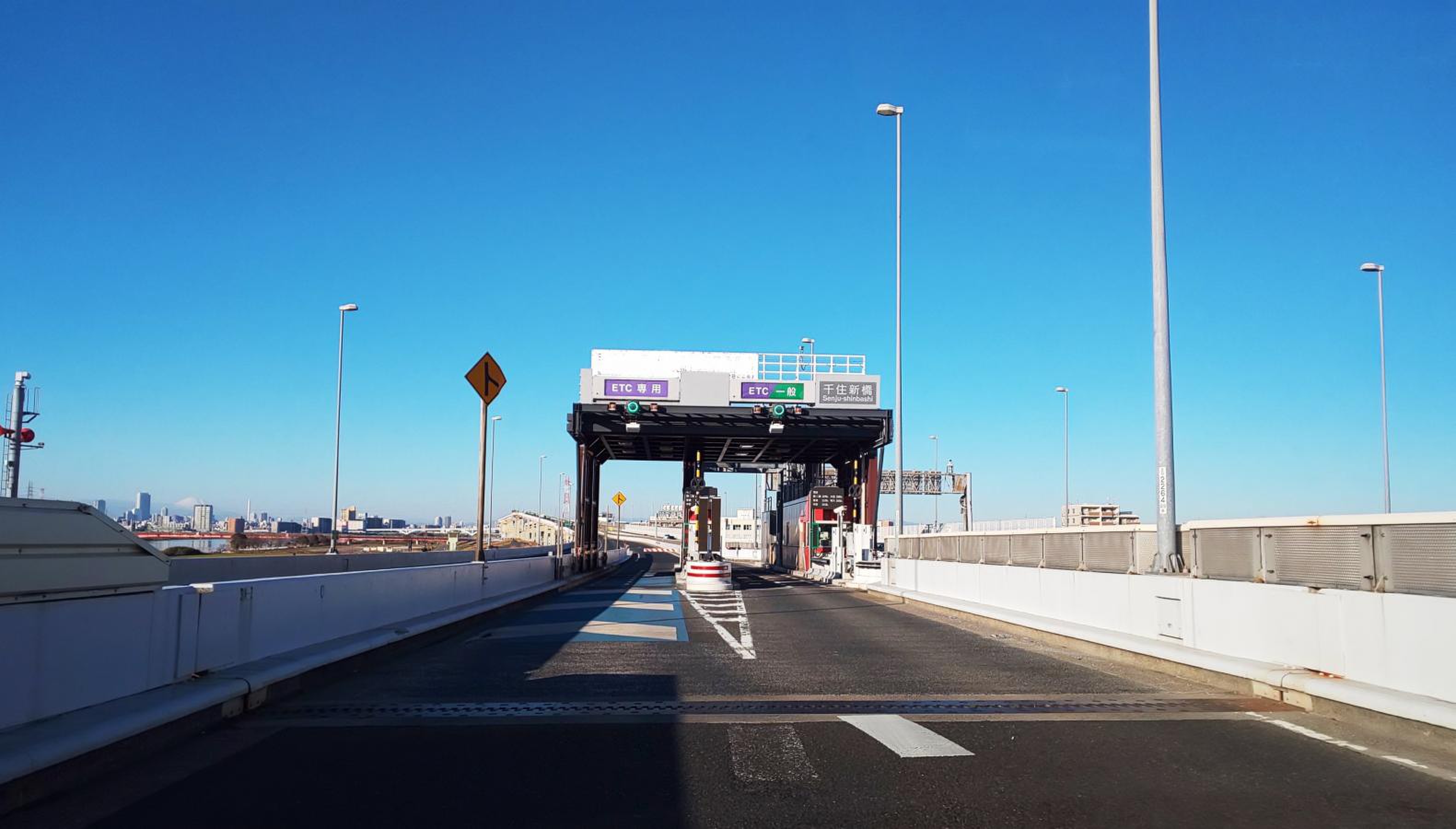 首都高 千住新橋出入口今回は、シティタワー千住大橋から利用しやすい首都高速中央環状線 千住新橋出入口をご紹介します。千住新橋からは都心はもちろんですが、北関東方面へのアクセスも優れています。皆様も是非、安全運転でドライブをお楽しみください！！※詳細