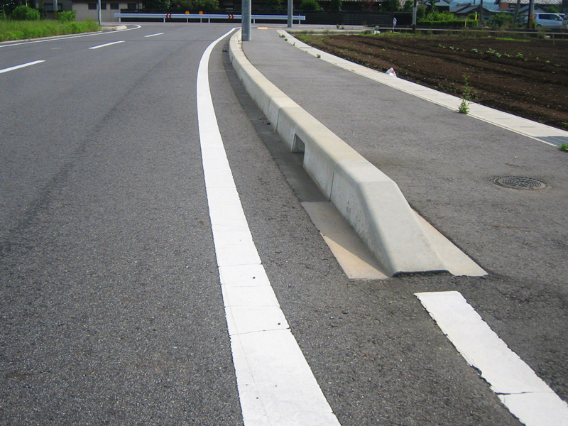 公園 御影石 施工例 歩車道境界縁石・歩車道境界身障者乗り入れ・車止め軽井沢町 湯川ふるさと公園アスザック株式会社インフラエンジニアリング事業部