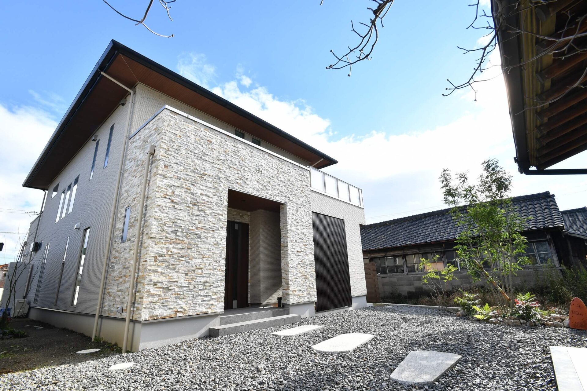 玄関アプローチのリフォーム費用相場と注意点、素材選びのポイント - リフォームタイムズ SUUMO -リフォーム・リノベーションのプロが発信する情報