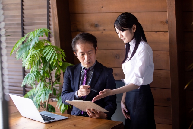 取締役とは？役割や任期、代表取締役との違いについて解説 - 起業・開業お役立ち情報 - 弥生株式会社 公式