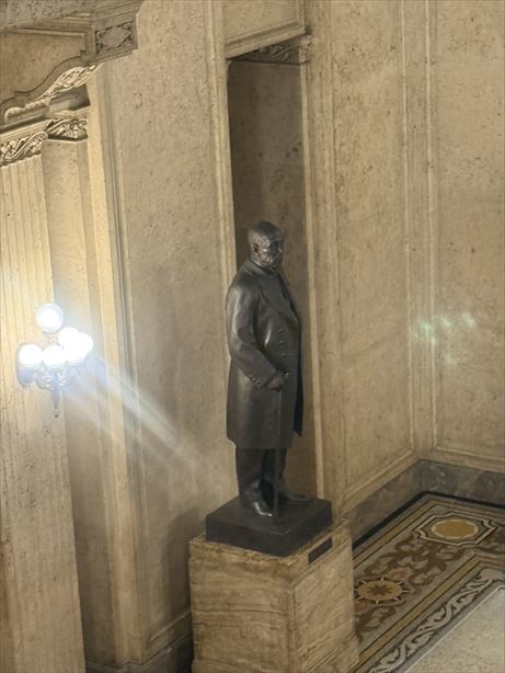 国会議事堂、ウエストミンスター宮殿の前のクロムウェルの銅像の写真素材1902946- PIXTA