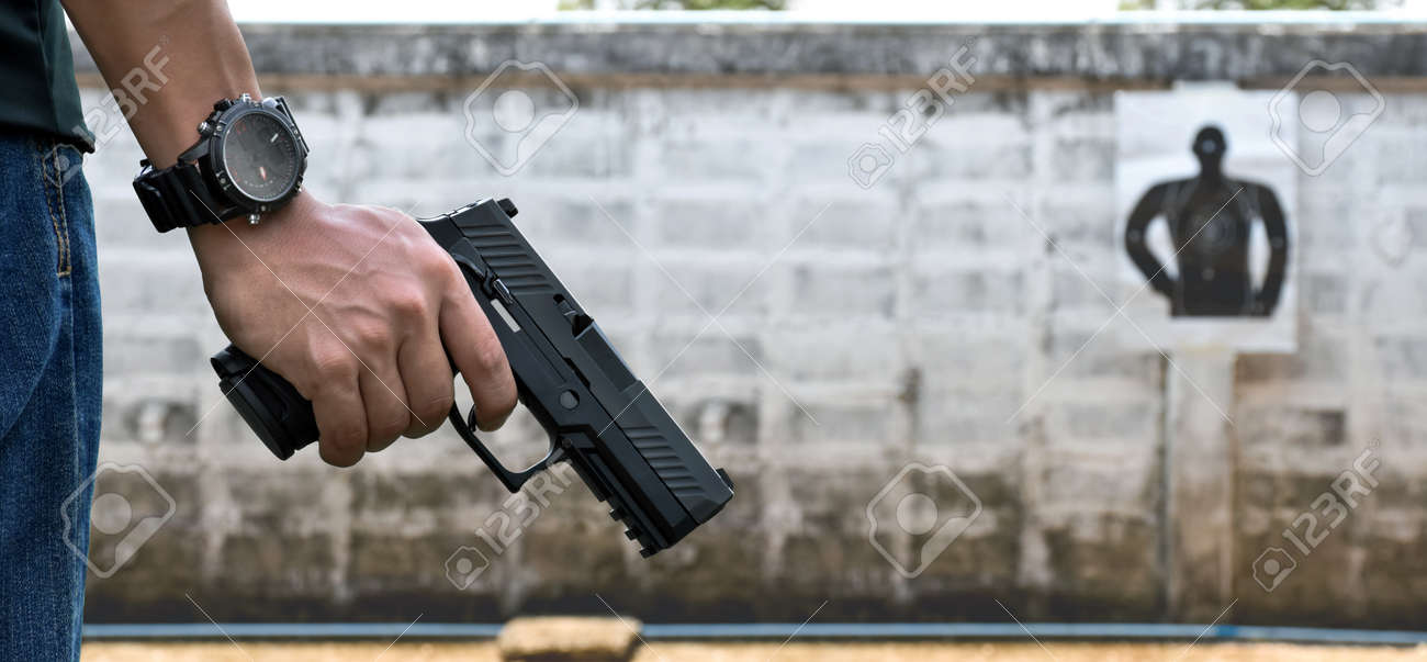 銃を突きつける黒服ギャングのイラストSOZAIC.com