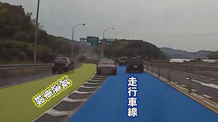 圏央道の相模原インターチェンジの前の本線上を走っている。上に減速車線と加速車線が見えるの写真素材75112510- PIXTA