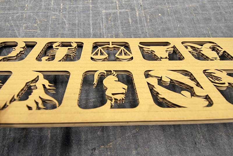 カッターとパーフォレーターを備えた電動折り目付け機 - 段ボールおよび波形材料