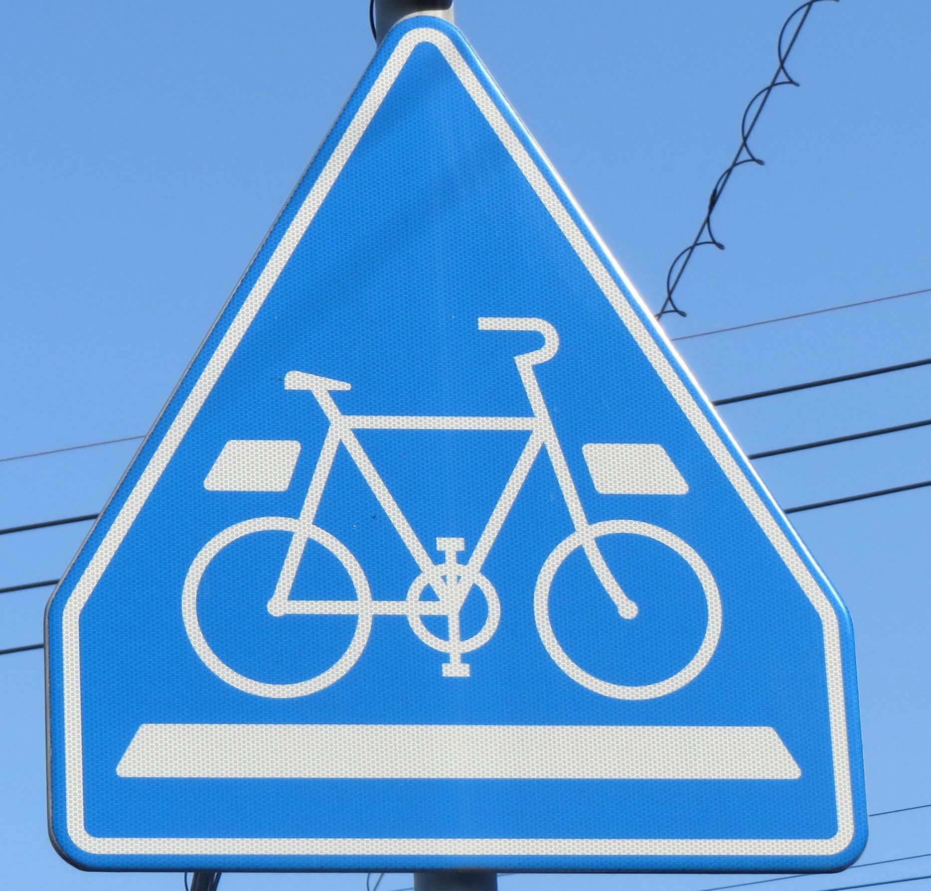 激レア 珍百景！日本で唯一ここだけにしかない珍しい道路標識を発見しました！自衛隊の飛行場に急接近します